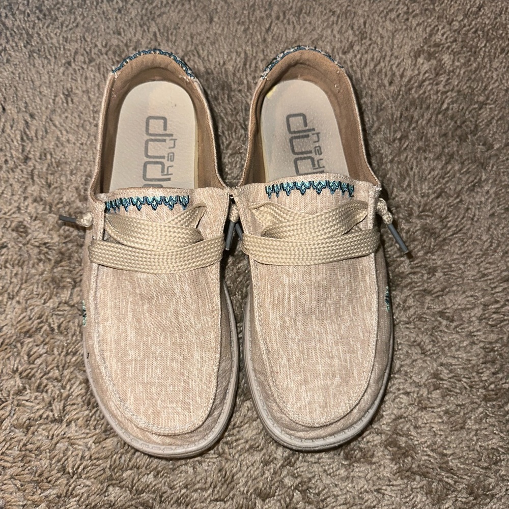 Women’s size 8 Hey Dudes